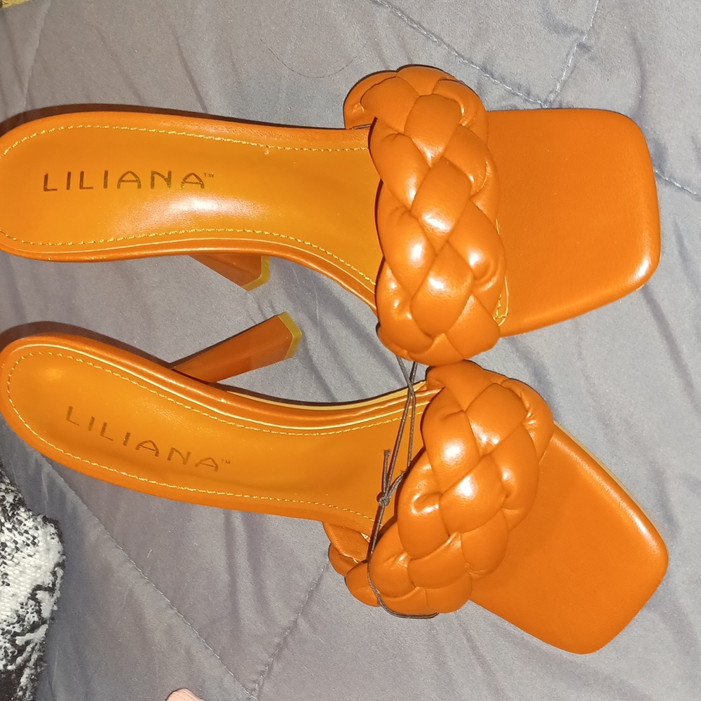 Size 7.. brown cute heels
